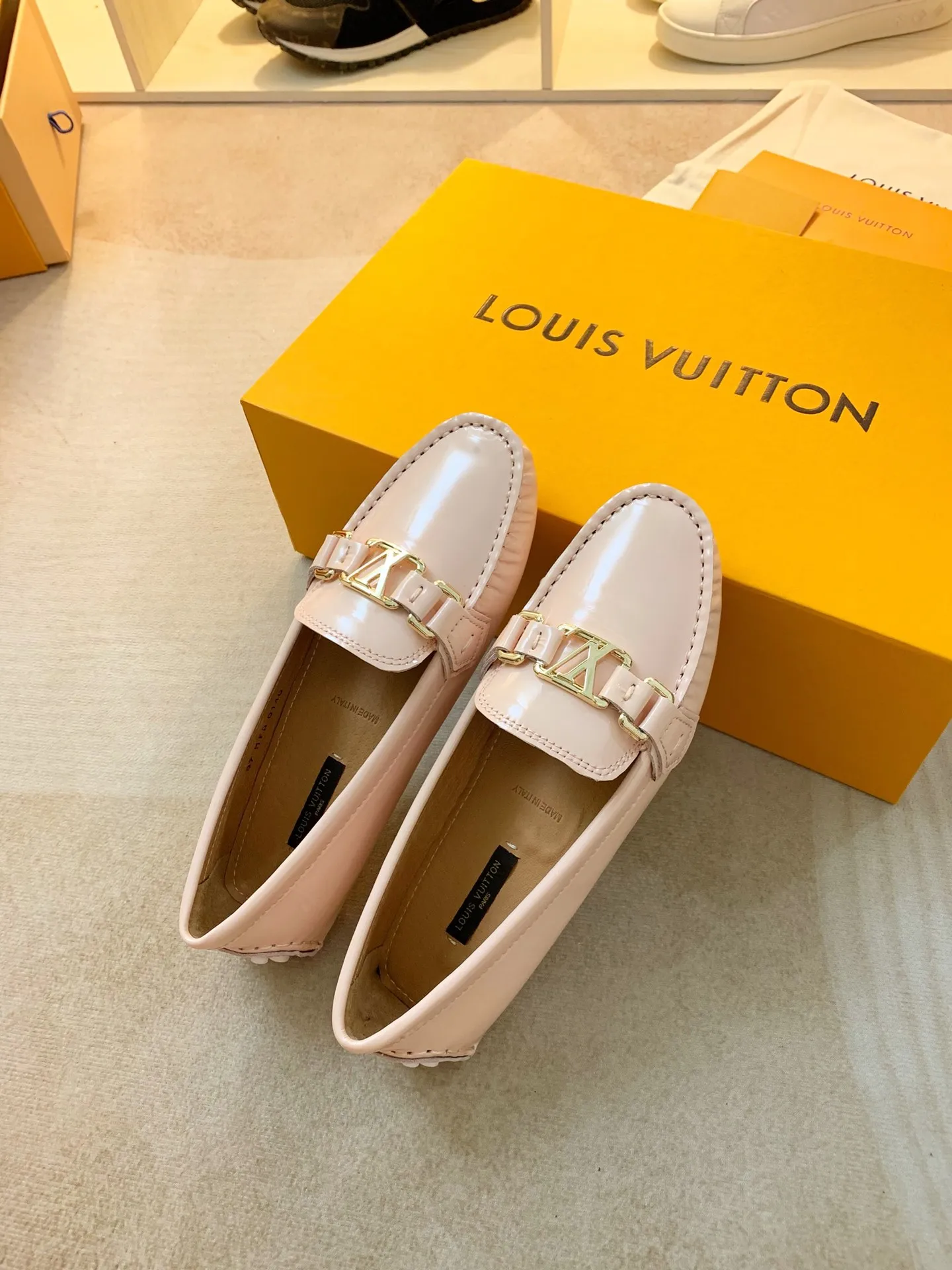 p460💰Couple model❤️🇫🇷 𝙇𝙤𝙪𝙞𝙨 𝙑𝙪𝙞𝙩𝙩𝙤𝙣 🇫🇷Louis Vuitton 2023 Classic𝓛𝓿 𝓣𝓻𝓪𝓲𝓷𝓮𝓻 Sports Series ➪➪➪¯ [Arizona Doudou Shoes Series] ▪️▪️▪️Arizona slip-on shoes are made of Monogram Eclipse canvas. Its hand-painted and dyed edges and hand-sewn uppers fully demonstrate Louis Vuitton's traditional shoemaking craftsmanship. This slip-on shoe is very lightweight. The integrated tongue and upper make it particularly comfortable and flexible. The soft outsole is equipped with rubber padding. Decorated with matching sash. Detailed features: ☑️Monogram Eclipse canvas ☑️Black Eclipse pattern ☑️Hand-painted shoe edges ☑️Hand-sewn uppers (each pair takes time to process) ☑️Integrated tongue and upper construction ☑️Outsole equipped with rubber lining ☑️size: 35_46
